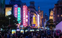 上海 1800 家网红餐饮打卡鄙视链：从外滩氪金到人民广场吃土
