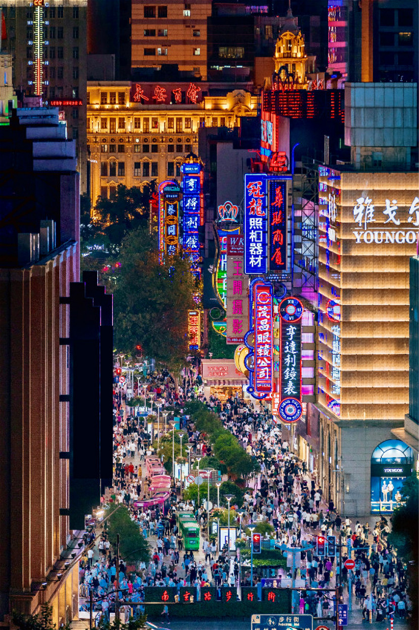 2“2元闪店”空降南京路步行街，开街20周年购物狂欢夜也能玩出科技感！