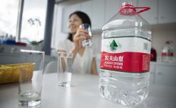 3年派息103亿，却还要上市融资10亿美金，农夫山泉“有点钱”？