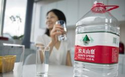 农夫山泉创始人或成中国新首富；西贝回应715工作制：并非硬性标准；乐视网遭2.4亿重罚；华为鸿蒙已达安卓70%水平...