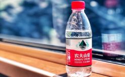 农夫山泉霸主难当