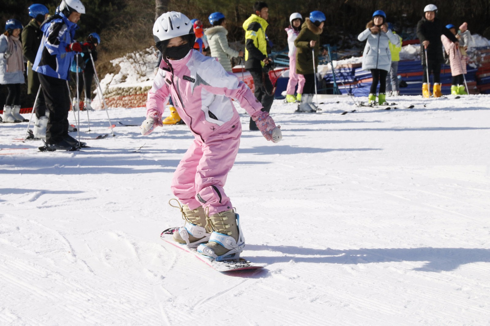 2冷静点，国内的滑雪场还撑不起万亿市场