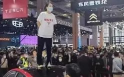 独家对话被拘特斯拉车主丈夫：不敢妥协，怕污名后难做人