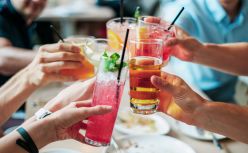 资本教我喝酒，年轻人会买单吗？