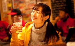 年轻人的酒杯里装着哪些秘密？