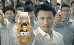 单品年销46亿，这个谢霆锋代言过的品牌敲钟了，潮汕创始人身家超百亿