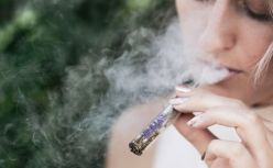 【黑马早报】深夜炸雷！新华社批电子烟、增高针；段永平抄底腾讯；华为注册姚安娜商标被驳回；比亚迪市值超过中国石油；特斯拉ModelS涨价3万...