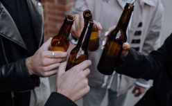 酒馆里的“10元店”，能“收割”多少小镇青年？