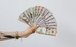 【黑马早报】腾讯员工人均月薪超8万；南昌大学回应李佳琦学历；海底捞称关店300家系误判疫情形势；茶颜悦色回应“长沙临时关店”...