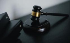 “治不好拿命赔”，是怎么套路老年人的？