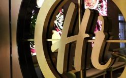 张勇卸任海底捞CEO，“最牛服务员”接棒