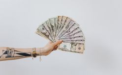 【黑马早报】近5000小米员工获股票激励，人均42万元；马斯克称电池将成特斯拉限制因素；SOHO中国物业被罚1.15亿；宝洁就不恰当内容道歉...