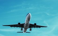 直播带货、送外卖、做货运，航空公司靠副业“回血”