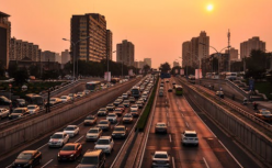 新能源汽车：传统车企财源滚滚 “新势力”为钱所困 狭路相逢有背景者胜