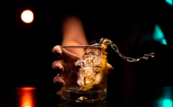 梅西代言中国白酒，一瓶卖1299元