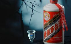 他，扛起茅台，站在暴风雨中央