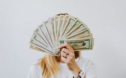 为吴泳铭赚近30倍，这个80后海归博士冲刺IPO