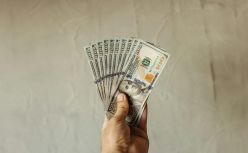 微信“送礼”，谁将受益？
