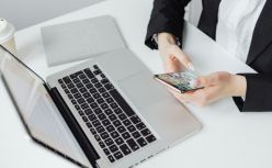 腾讯T4专家创业，带出一个IPO